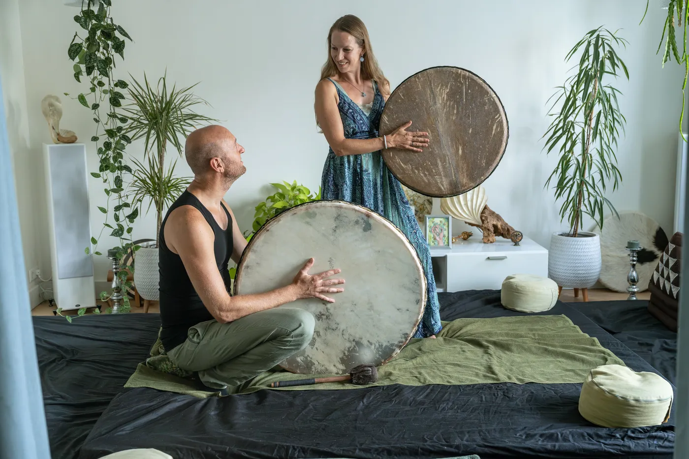 Jasper en Jolien met twee trommels in de praktijkruimte