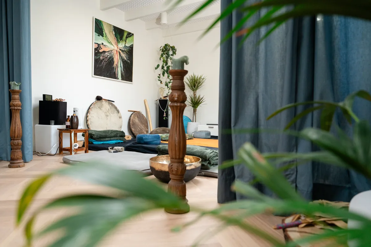 De praktijkruimte gezien door de planten